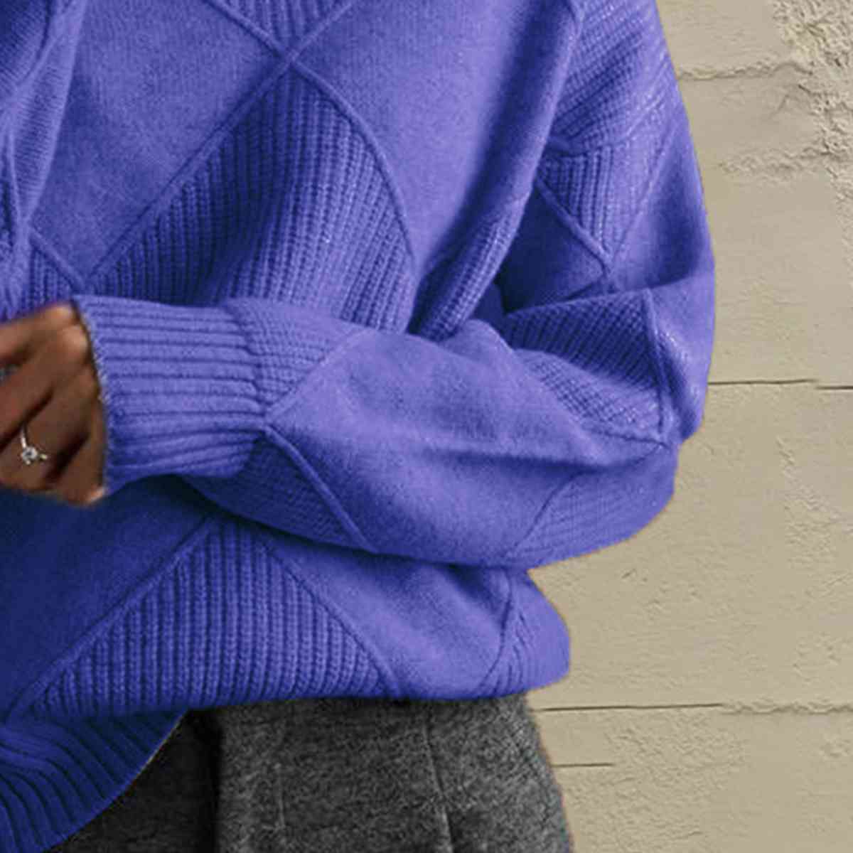 TS | Chic turtle-neck sweater in geometric knit