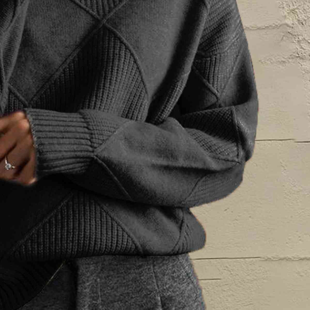 TS | Chic turtle-neck sweater in geometric knit