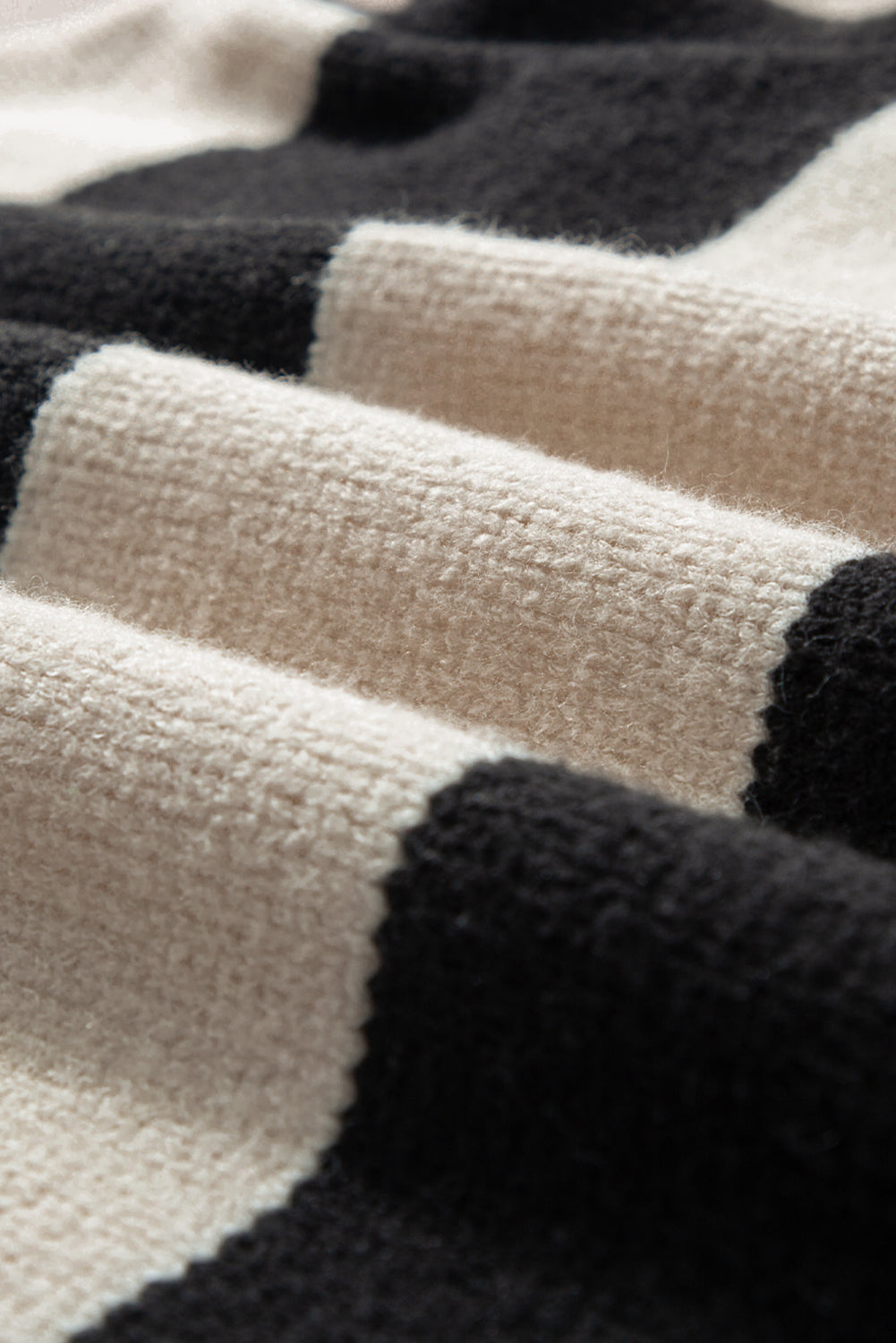 TS | Modern and fashionable winter sweater