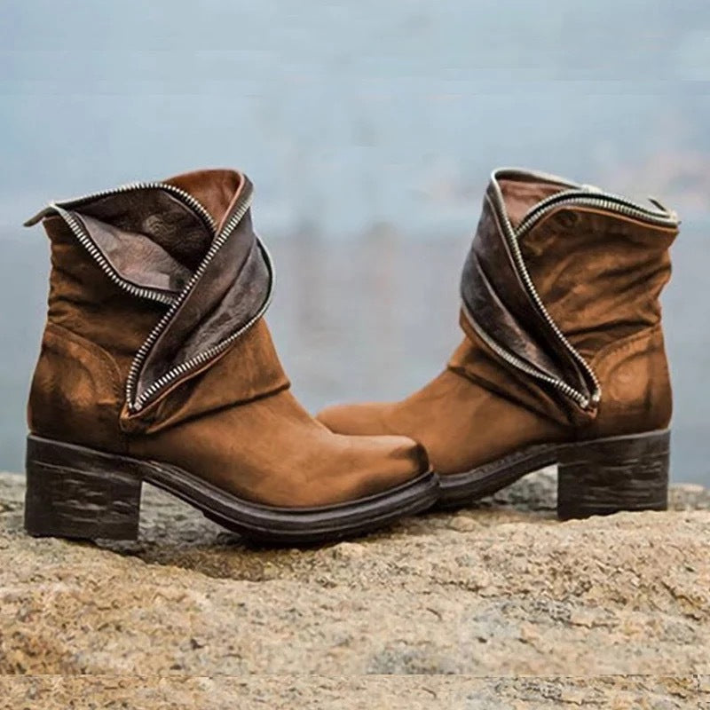 TS | Elegant, fold-over ankle boots with zipper