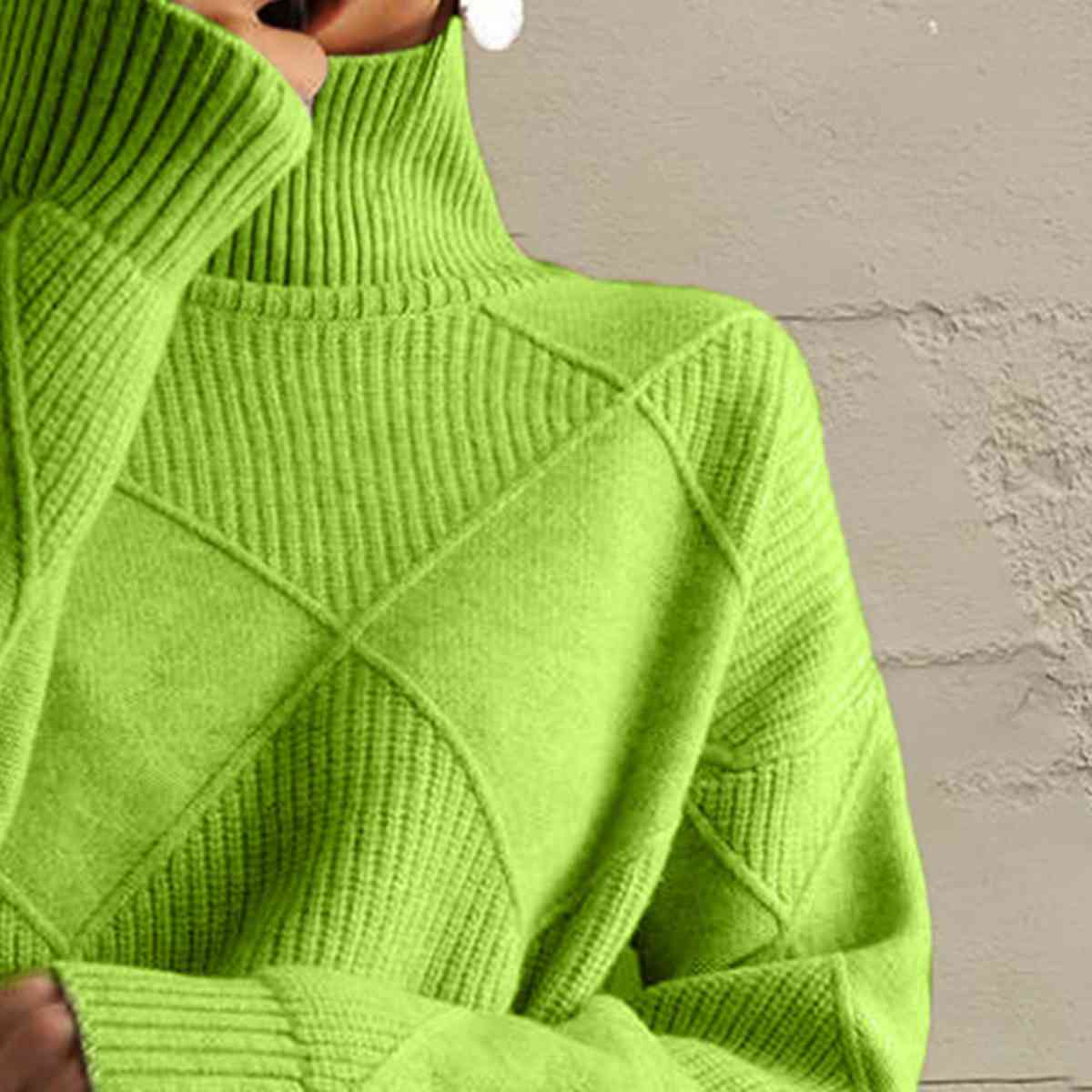 TS | Chic turtle-neck sweater in geometric knit