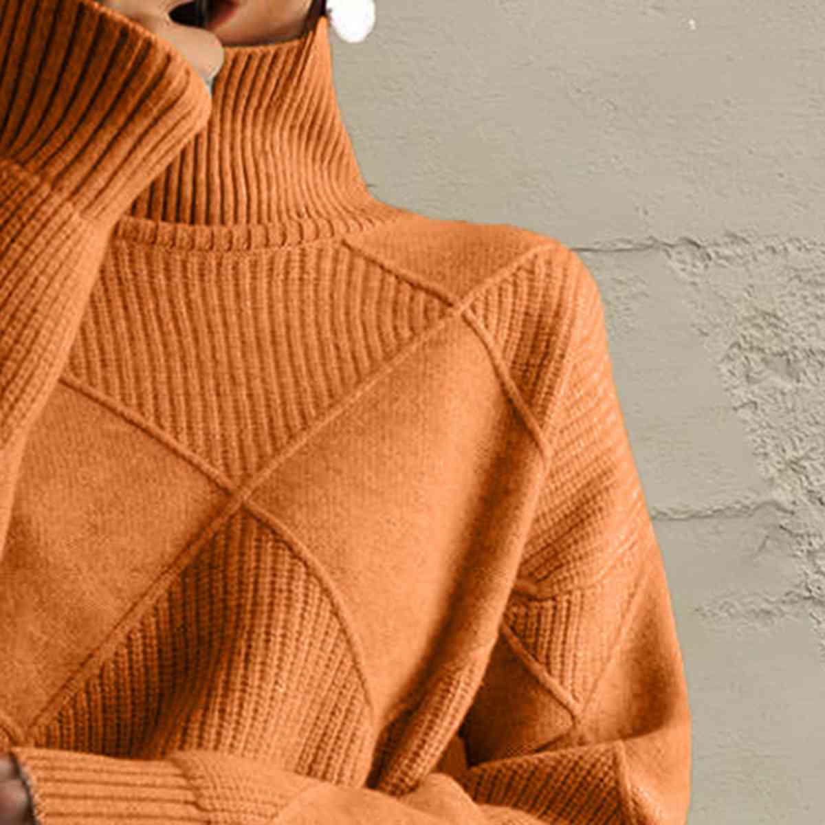 TS | Chic turtle-neck sweater in geometric knit