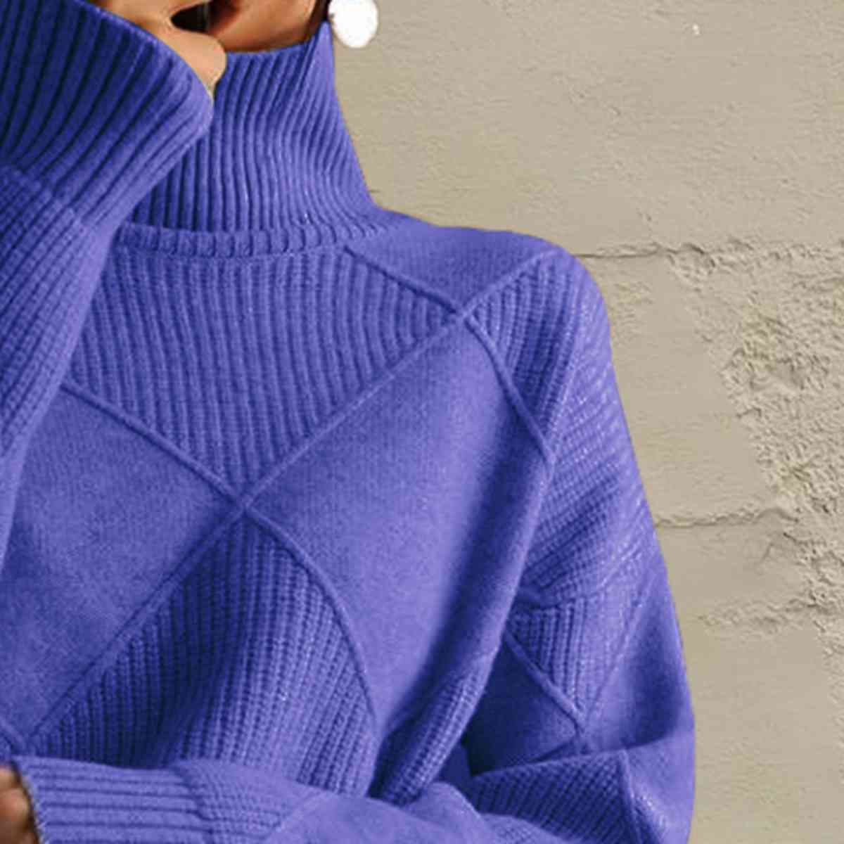 TS | Chic turtle-neck sweater in geometric knit