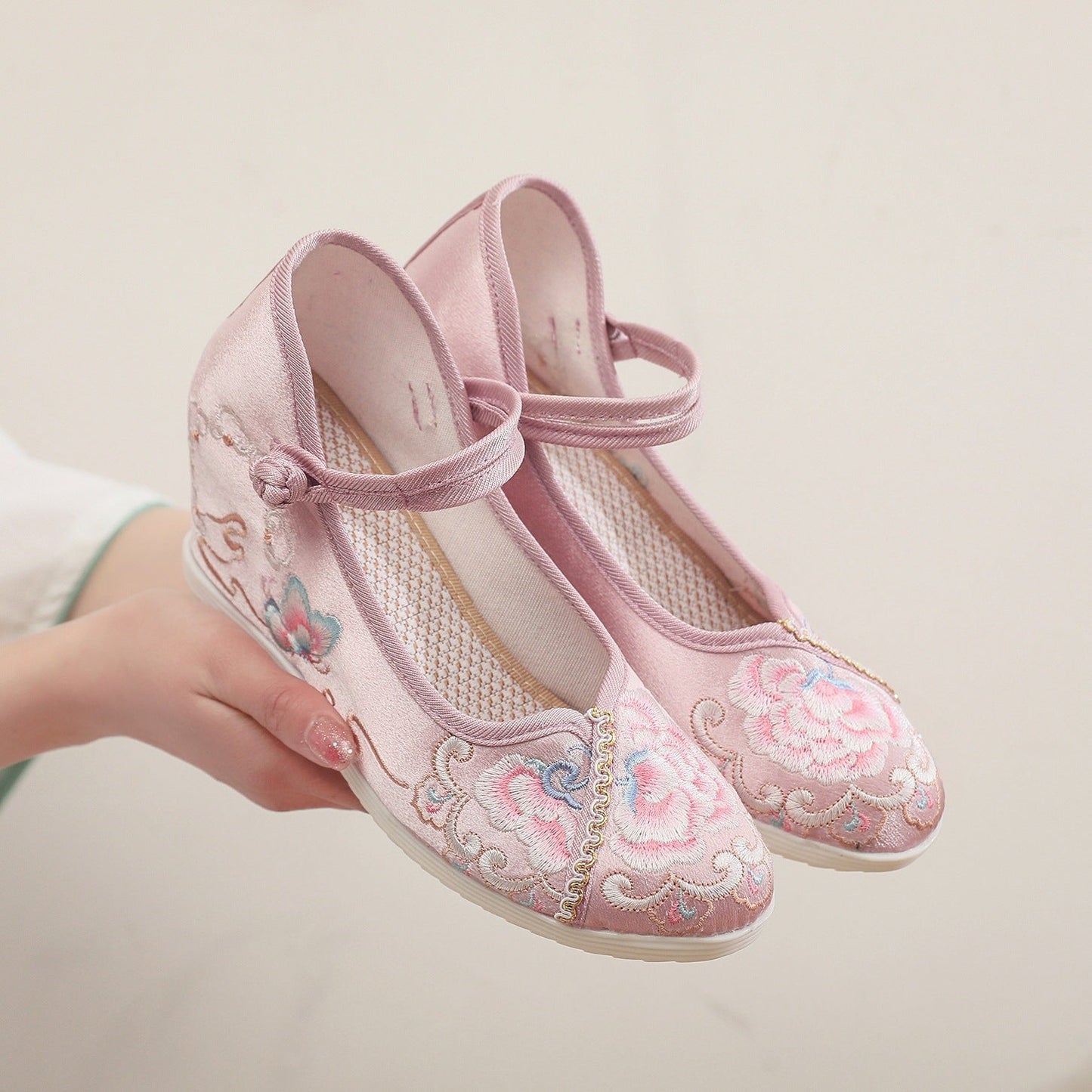 TS | Elegant embroidered wedge shoes