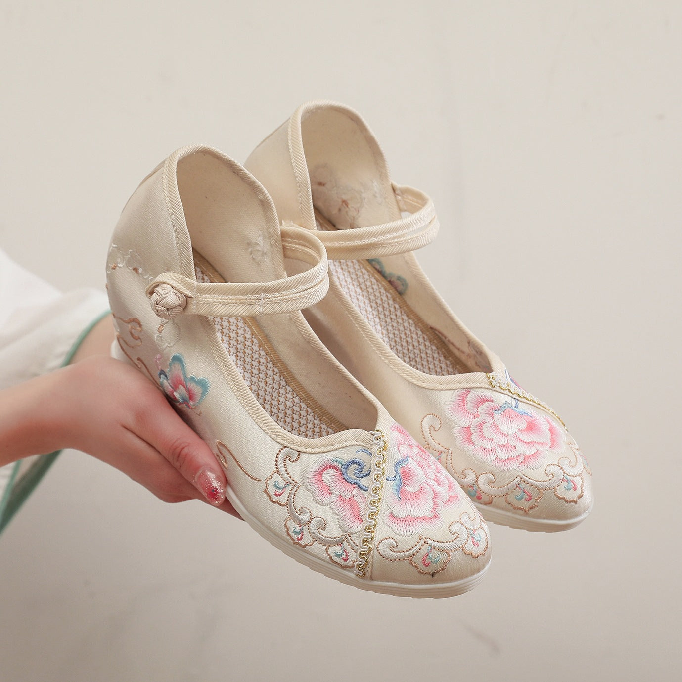 TS | Elegant embroidered wedge shoes