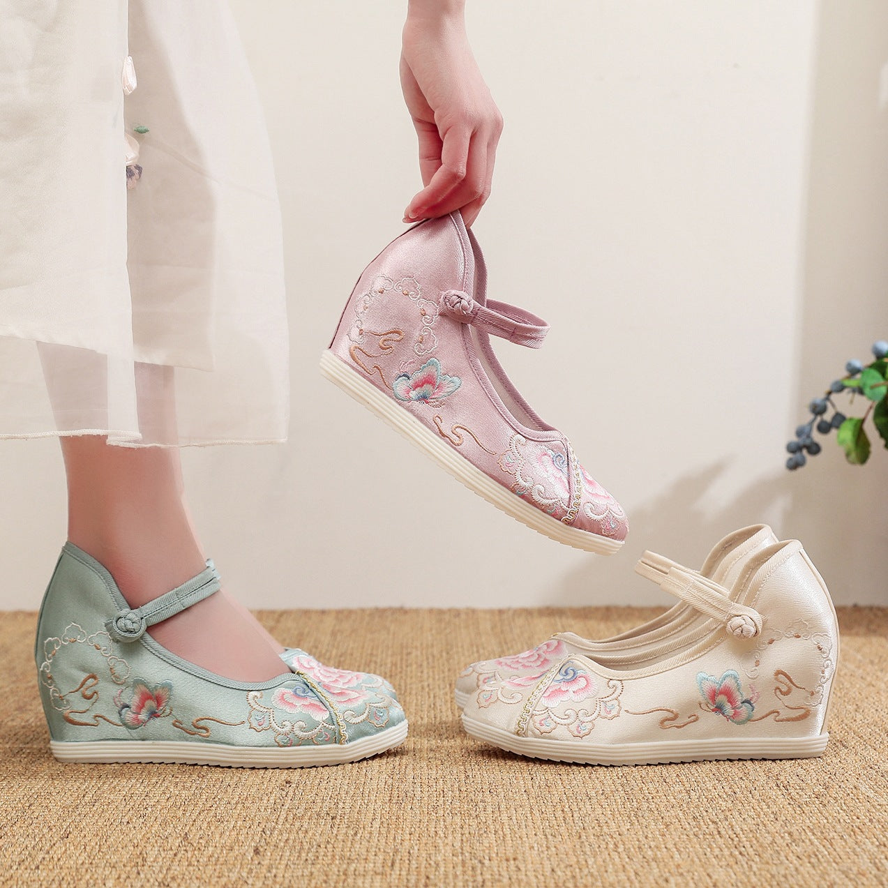 TS | Elegant embroidered wedge shoes