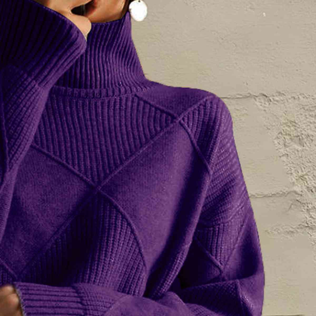 TS | Chic turtle-neck sweater in geometric knit