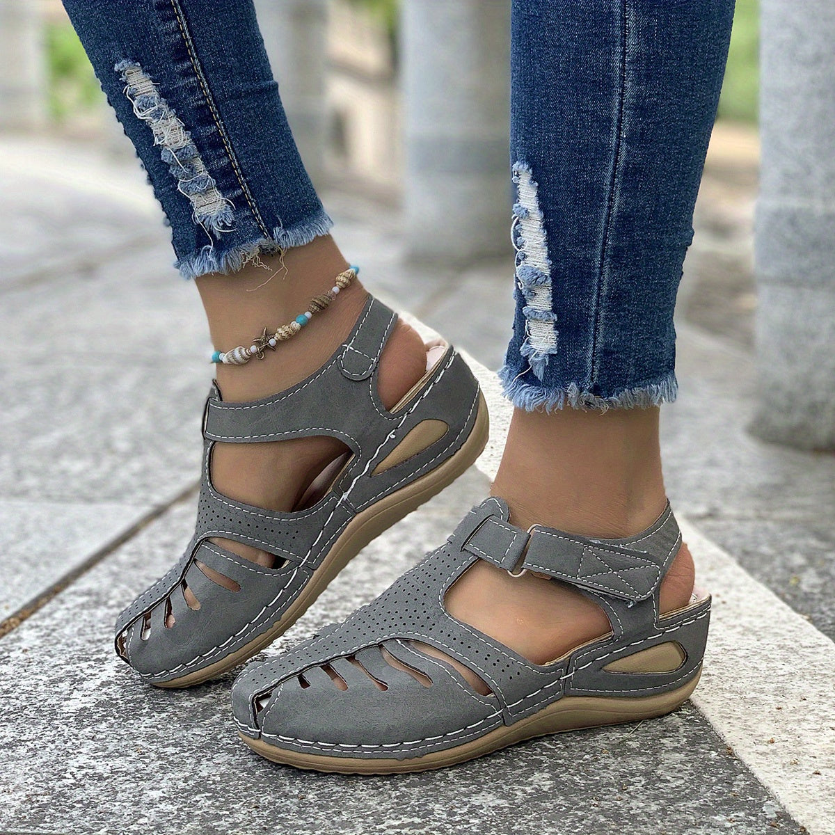 TS | Classic and elegant sandals