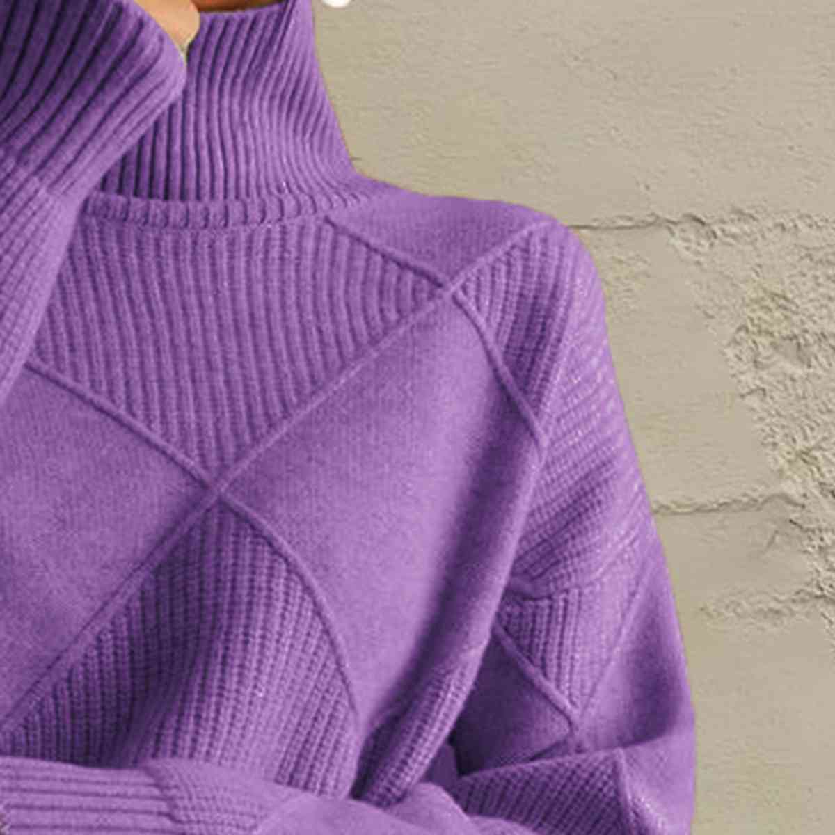 TS | Chic turtle-neck sweater in geometric knit