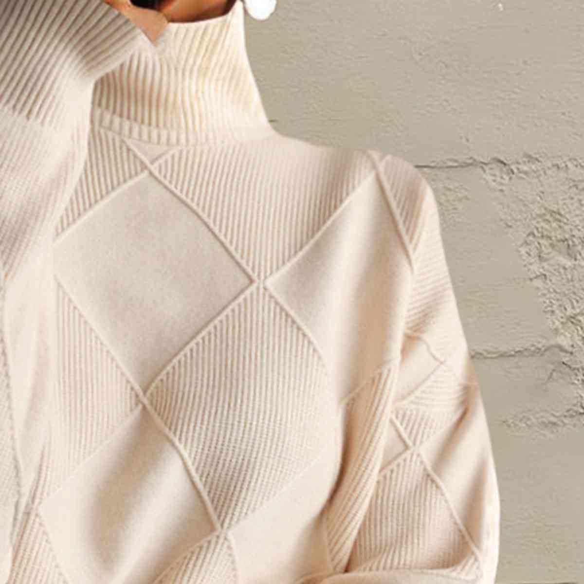 TS | Chic turtle-neck sweater in geometric knit