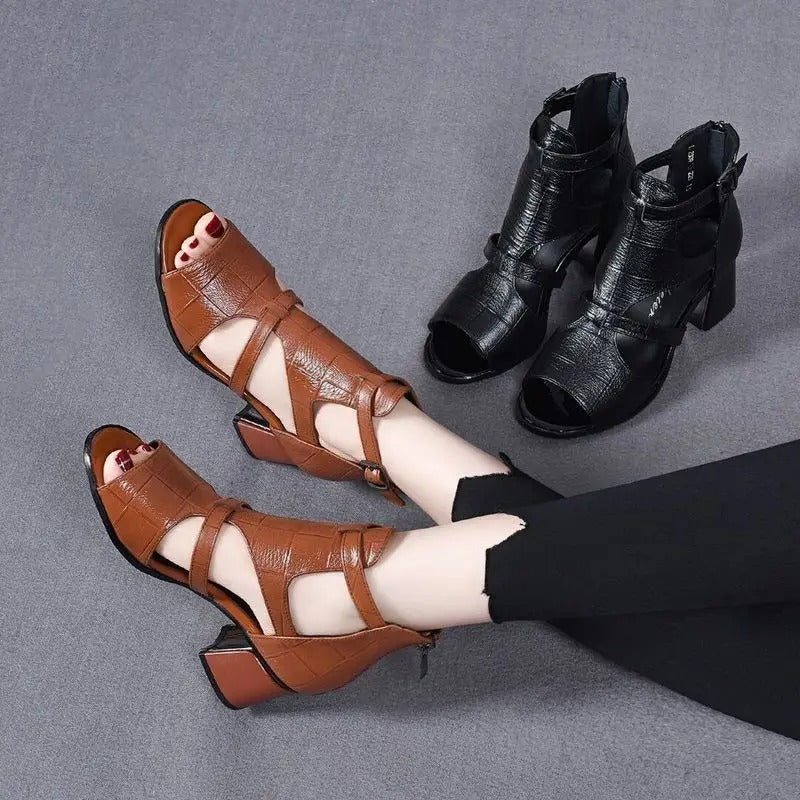 LM | Shoes with chunky heel and adjustable strap