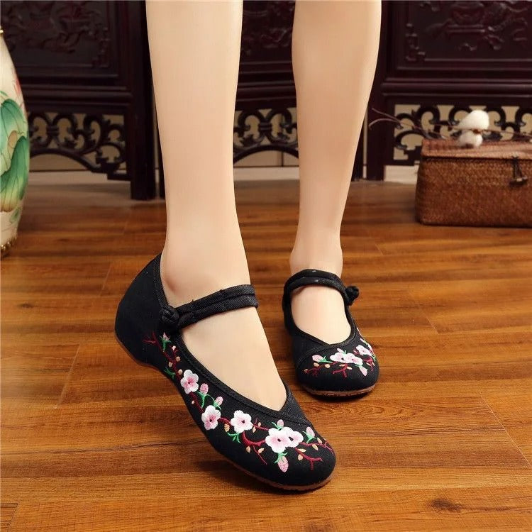 LM | Ballet shoes with embroidery