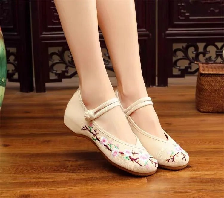 LM | Ballet shoes with embroidery