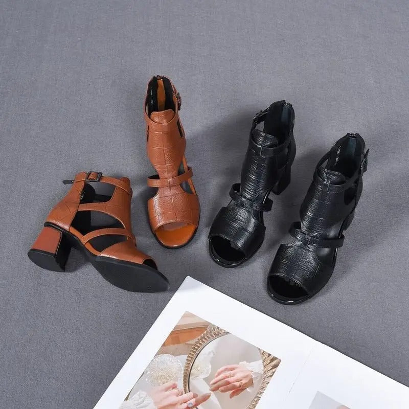 LM | Shoes with chunky heel and adjustable strap