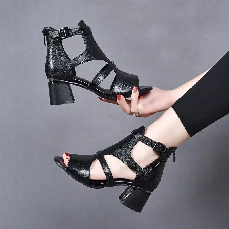 LM | Shoes with chunky heel and adjustable strap