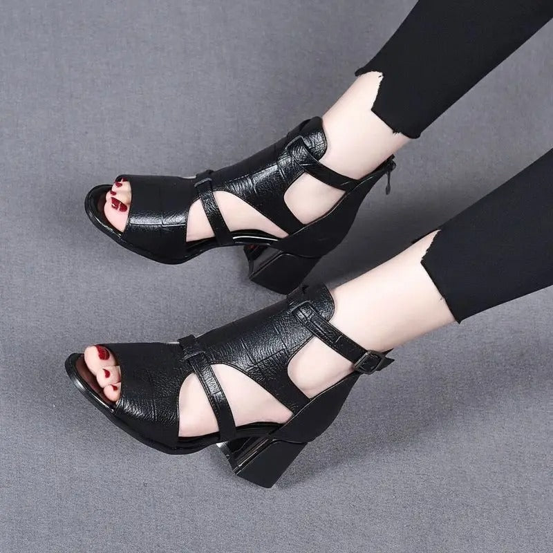 LM | Shoes with chunky heel and adjustable strap