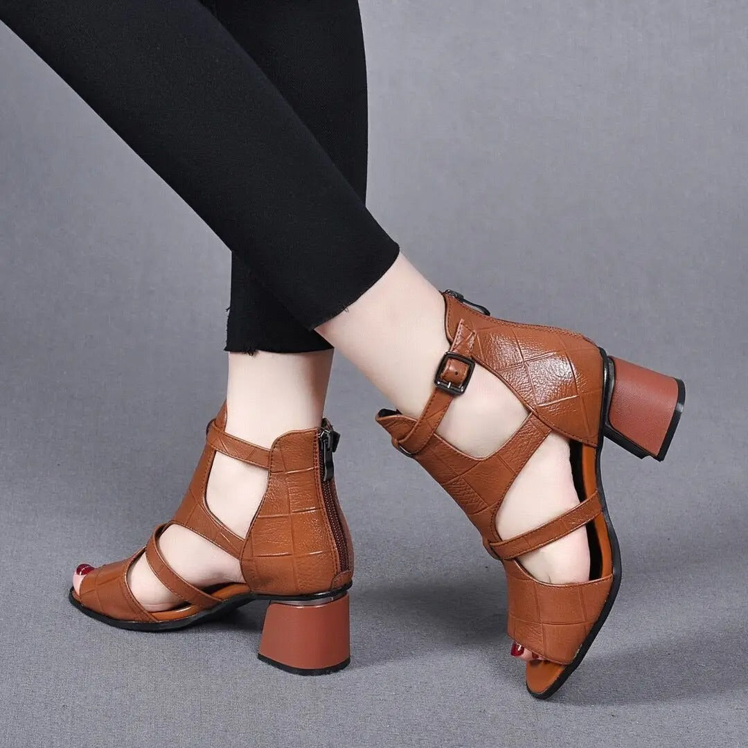 LM | Shoes with chunky heel and adjustable strap