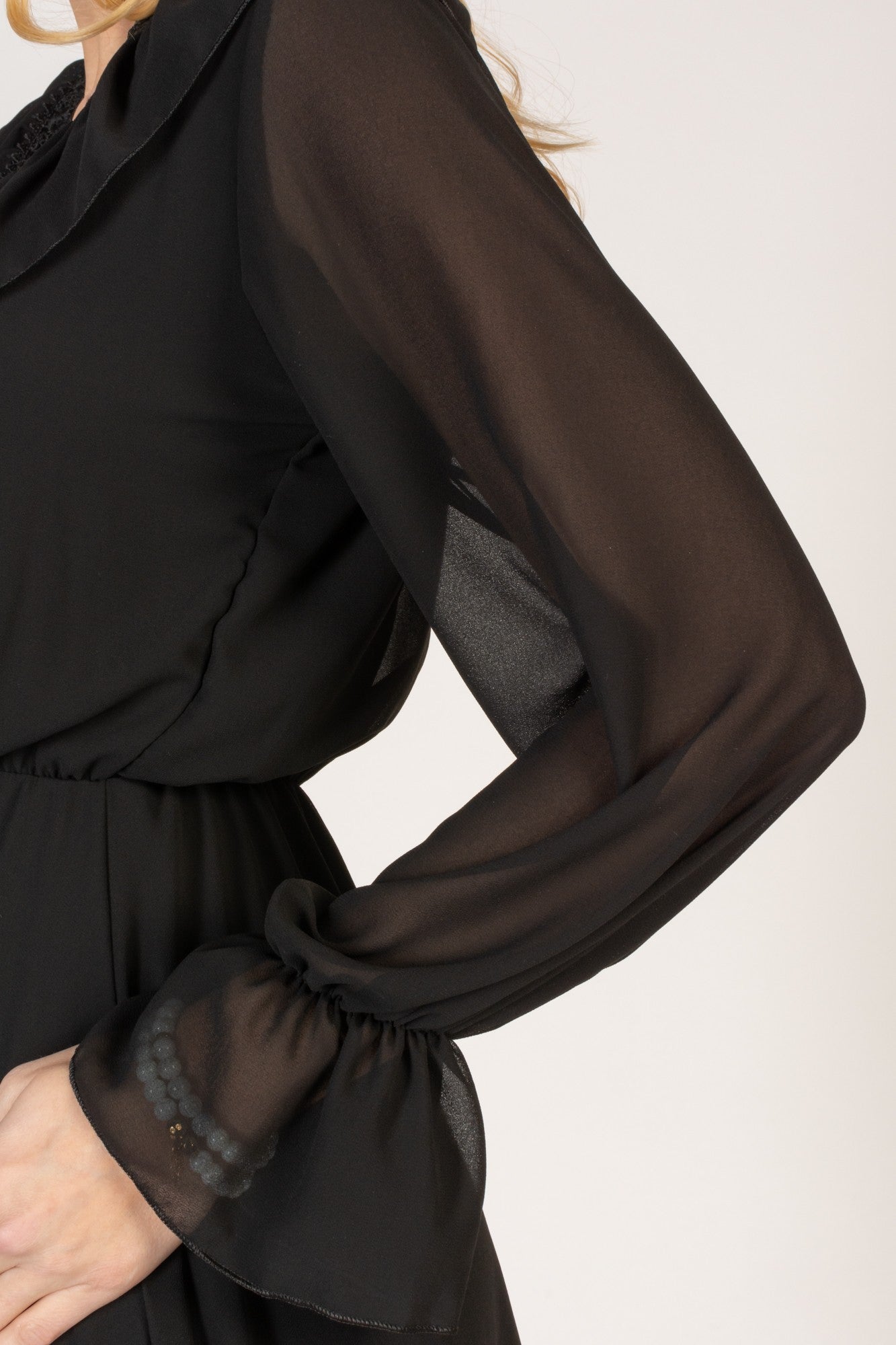 LM | Elegant mini dress with V-neckline