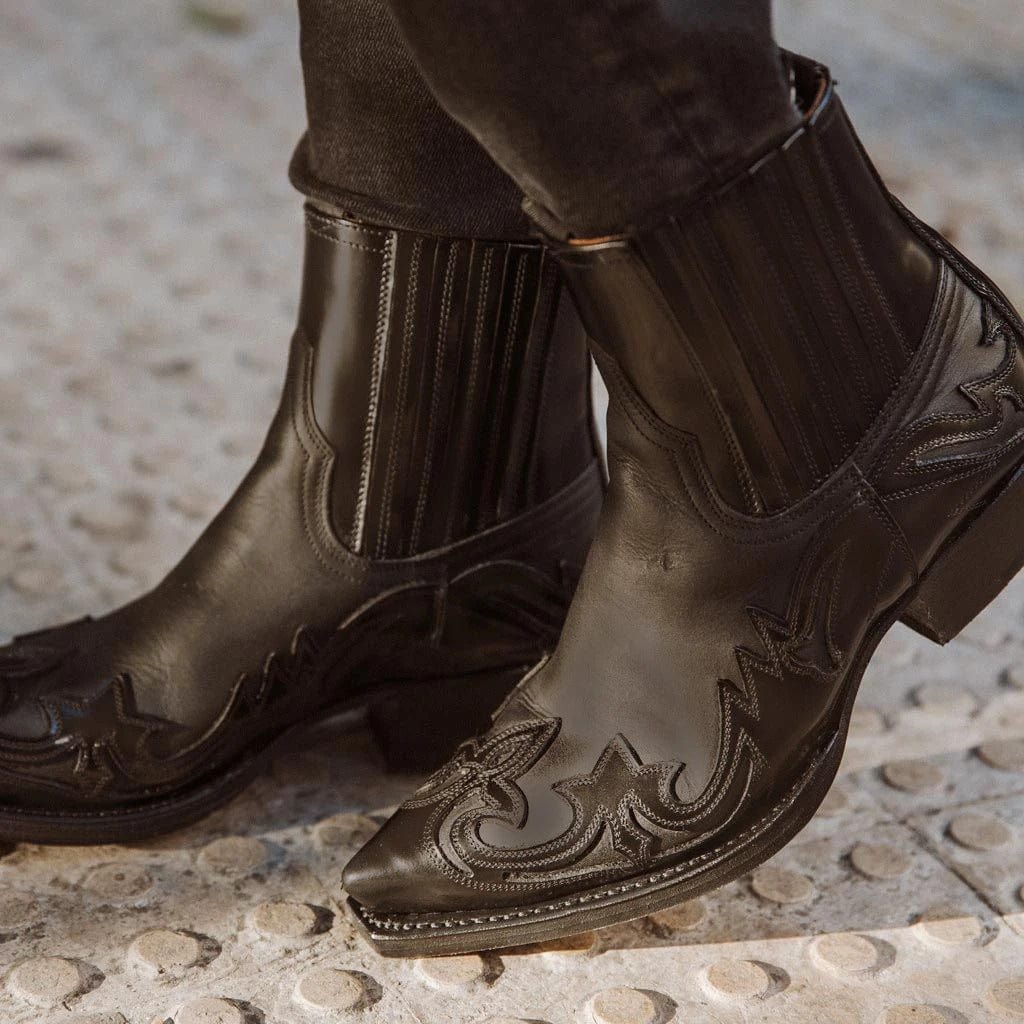 LM | Pointed shoes with embroidery design