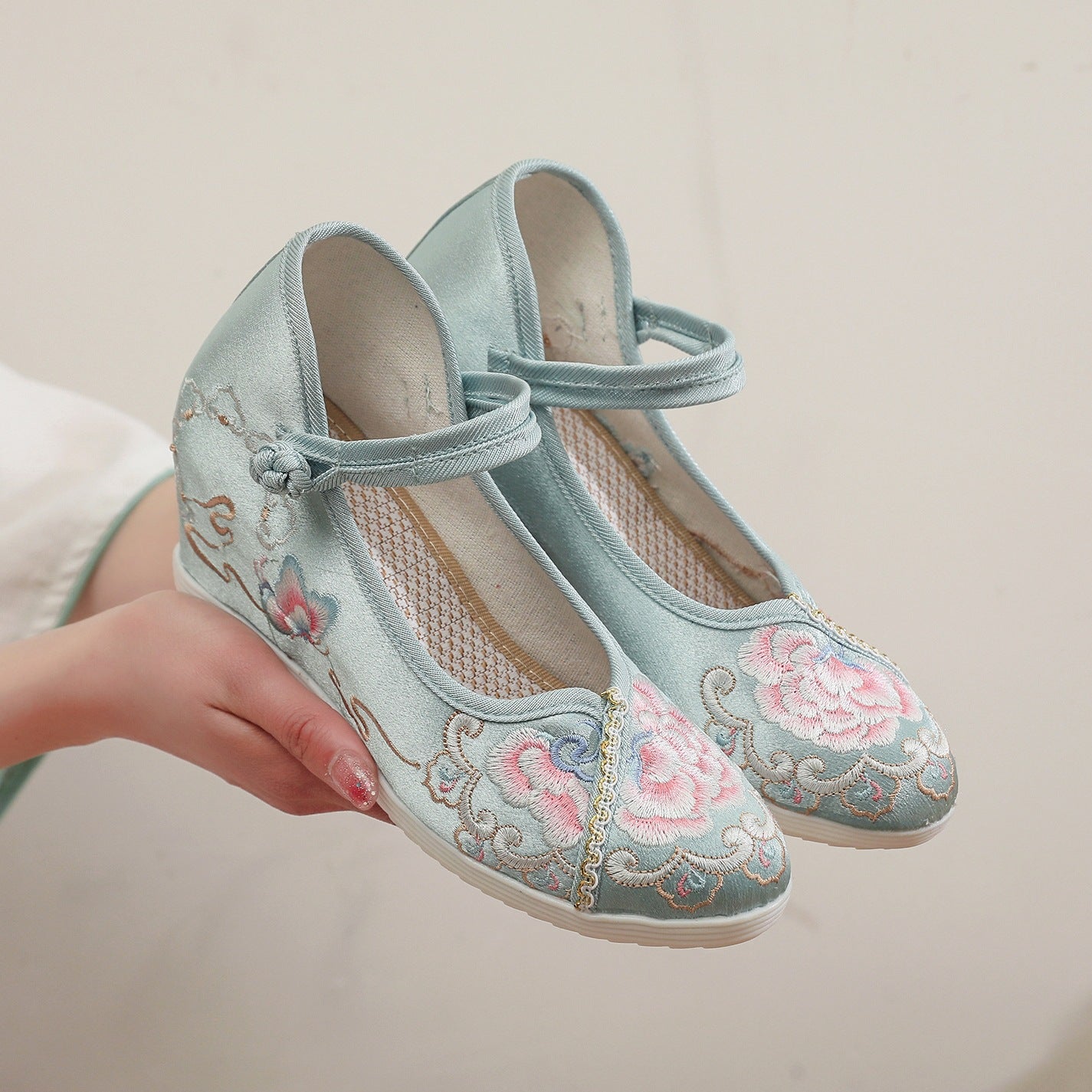 TS | Elegant embroidered wedge shoes