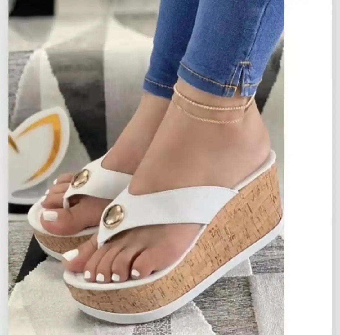LM | Classic and airy sandals