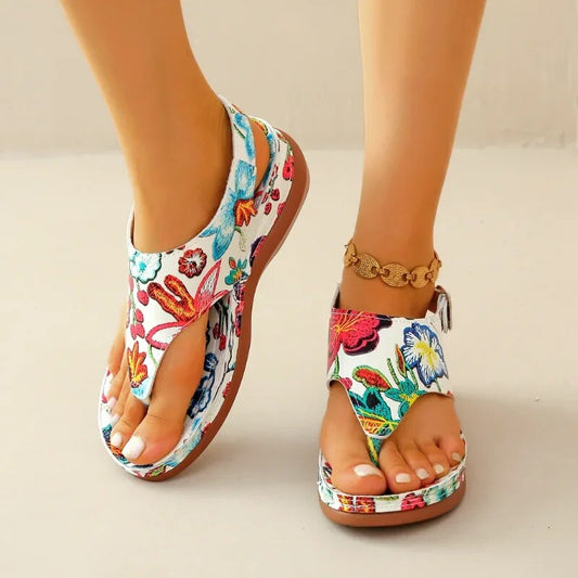 TS | Boho sandals with floral pattern and toe strap