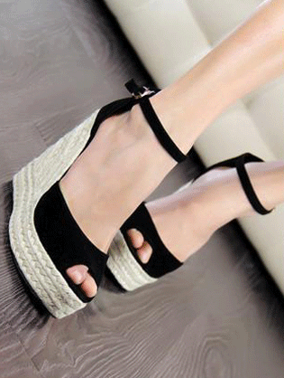 TS | Airy and effortless sandals