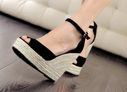 TS | Airy and effortless sandals