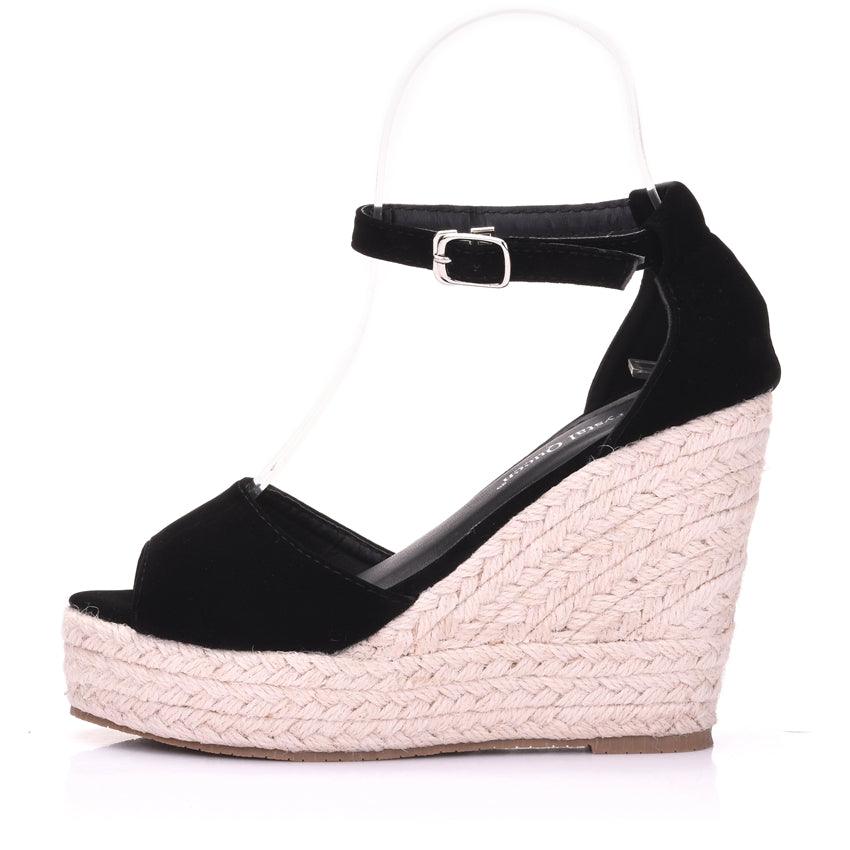 TS | Airy and effortless sandals
